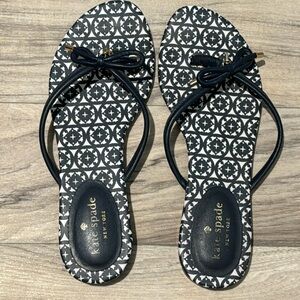 Kate Spade Mystic Bow Spade Charm Black White Print Thong Flip‎ Flop Sandals 7.5